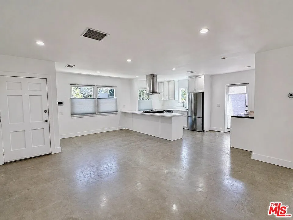 2 bed, 1.0 bath, $4,050 — Photo 3