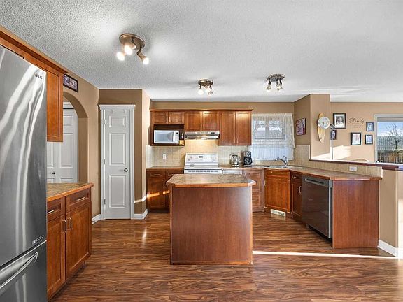 4th image of 67 Evansmeade Cres NW