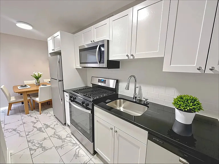 8200W Apartments — Photo 3