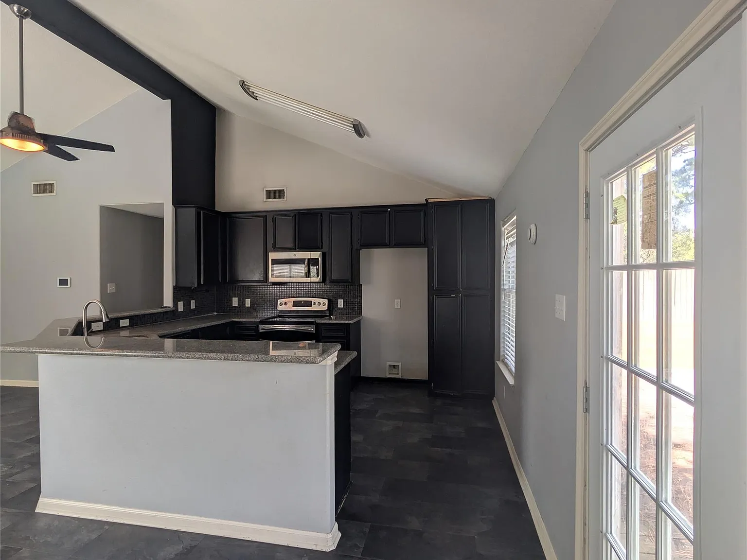 3 bed, 1.5 bath, 1182 sqft, $1,800 — Photo 4