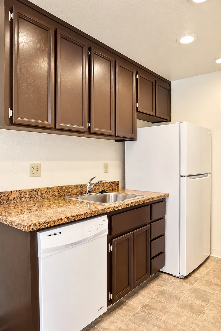 Homey 2-bedroom condo in Newark - convenient location! — Photo 4