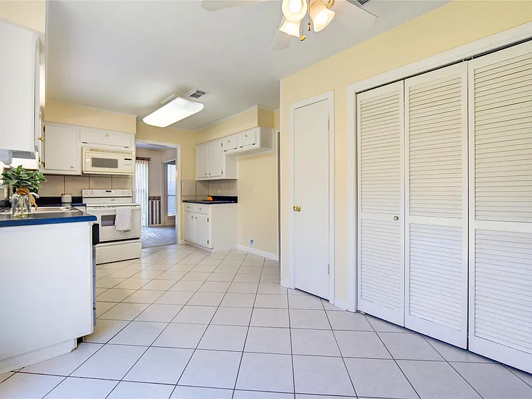1927 Ash Meadow Dr — Photo 10