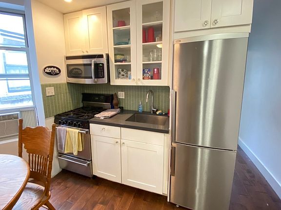 2nd image of 324 W 47th St #5BE