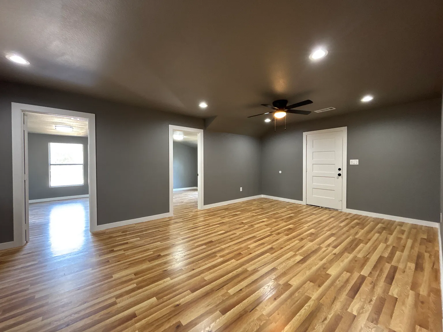 3 bed, 1300 sqft, $2,000 — Photo 2