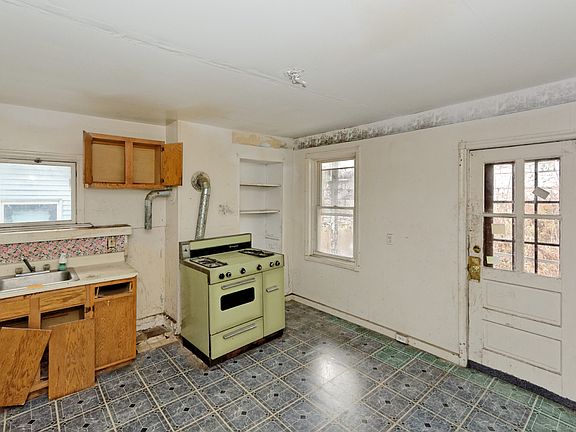 5th image of 270 Elk St