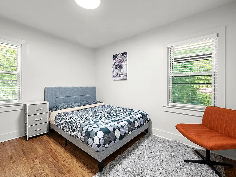 1540 Berkeley Ln NE — Photo 23