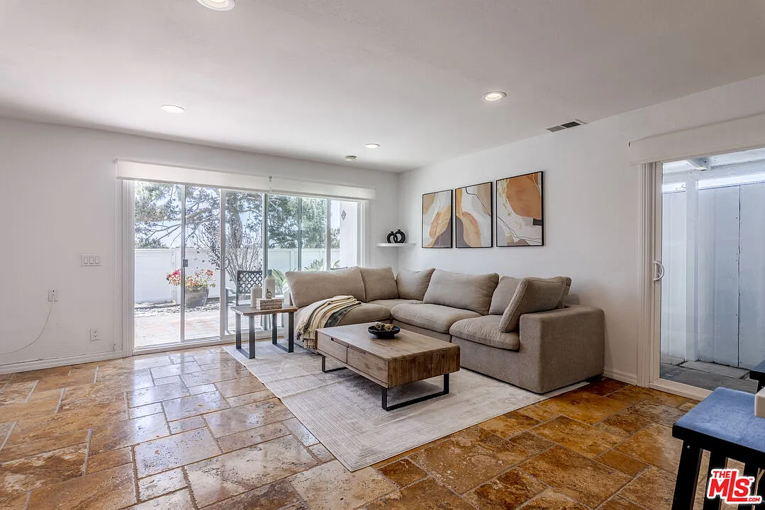 2 bed, 1.5 bath, 1019 sqft, $6,750 — Photo 4