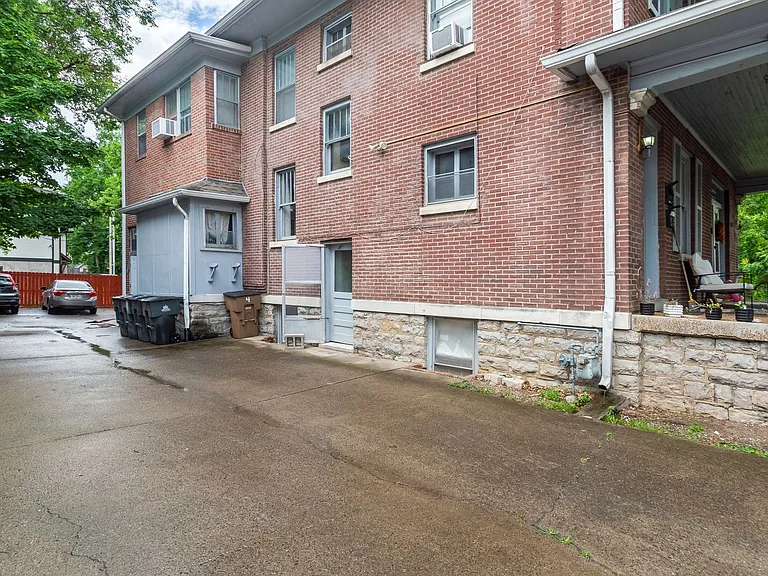 Abh - 2111 A/B/C/D Belmont — Photo 22