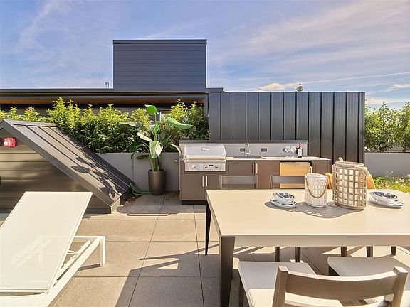 3rd image of 633 King Edward Ave W #404