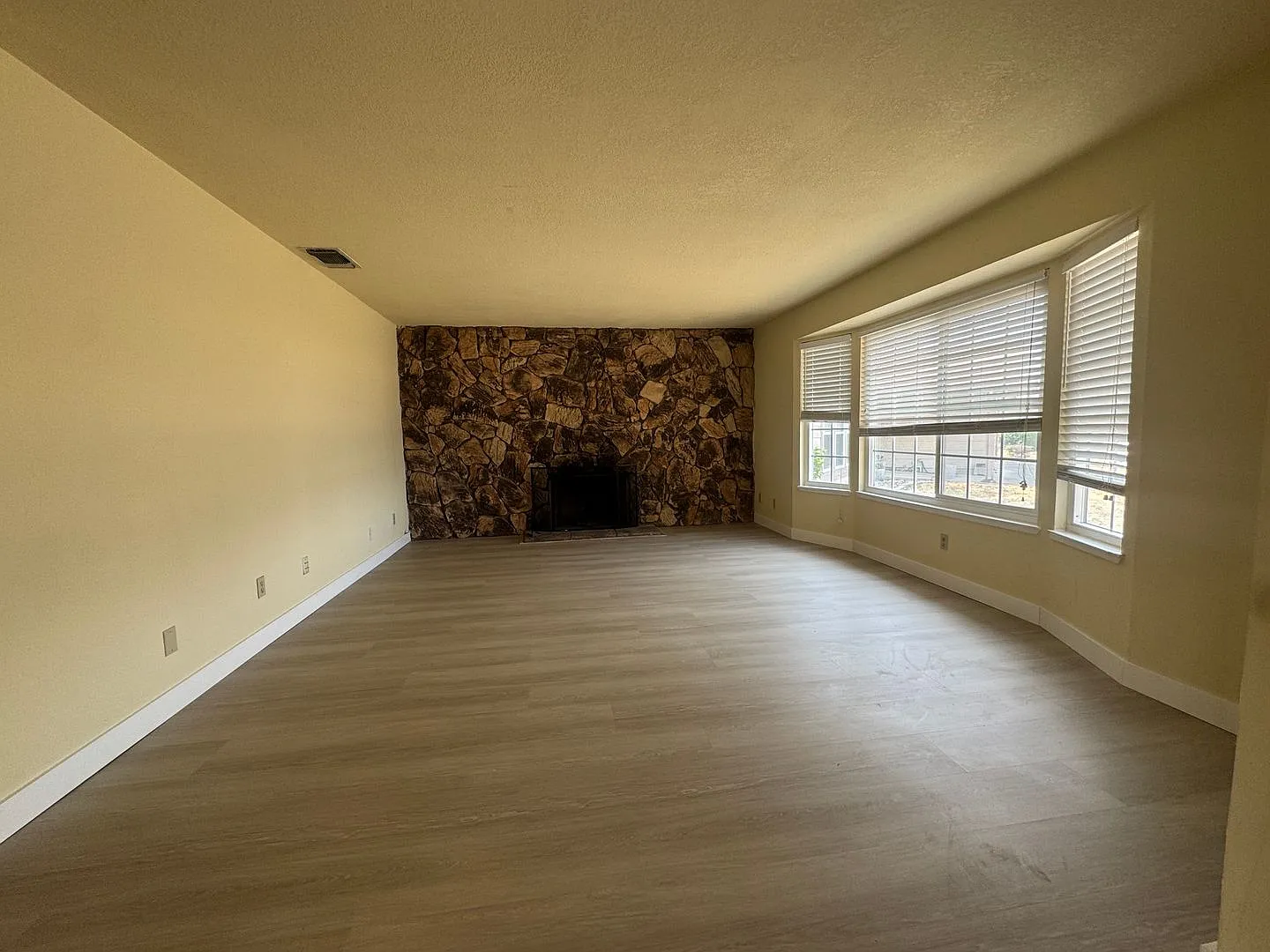 Located in a great neighborhood, 4 bedroom, 2-bath home with a 2-car garage. — Photo 2