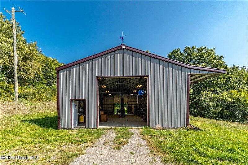 3rd image of 318 Coot Hill Rd.