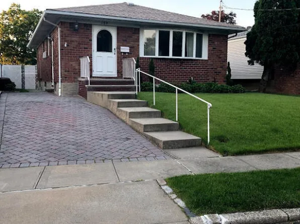 135 Wolverine St, Staten Island, NY 10306