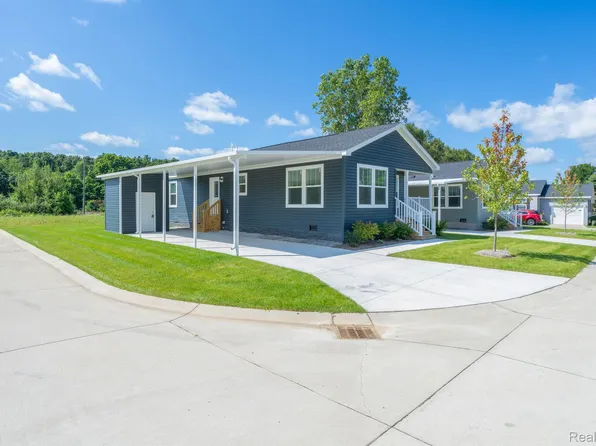 2754 Pine Lakes Dr W, Lapeer, MI 48446