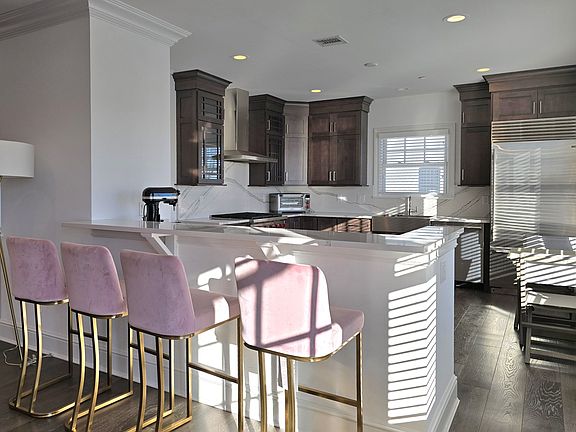3rd image of 6 Village Green Dr