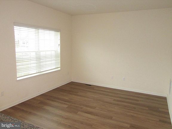 5th image of 122 Jenny Dr