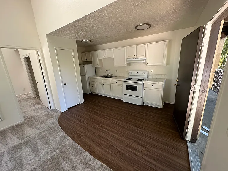 270 W Alamar Ave #20 — Photo 3