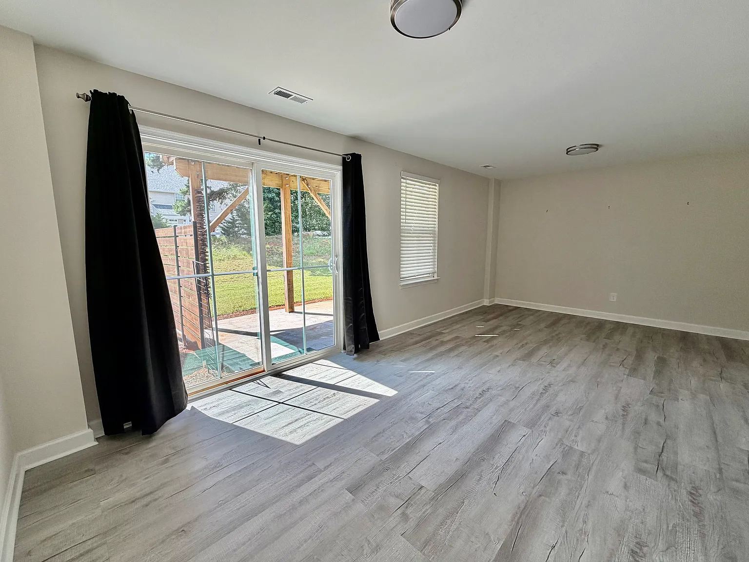 3 bed, 2.5 bath, 1925 sqft, $2,600 — Photo 4