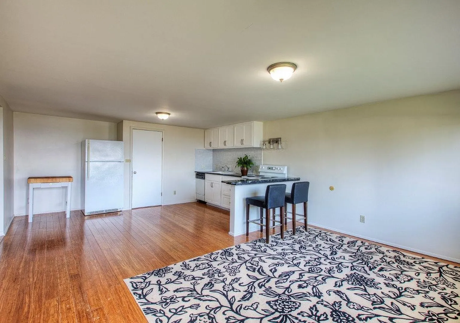 Sound View MIL Apartment — Photo 3