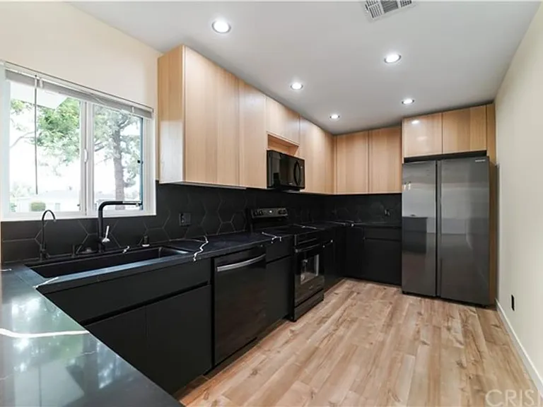 2025 N Pass Ave — Photo 4