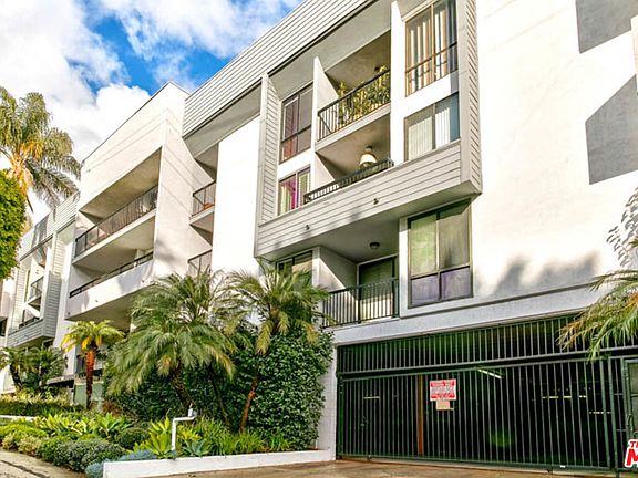 3rd image of 906 N Doheny Dr APT 302