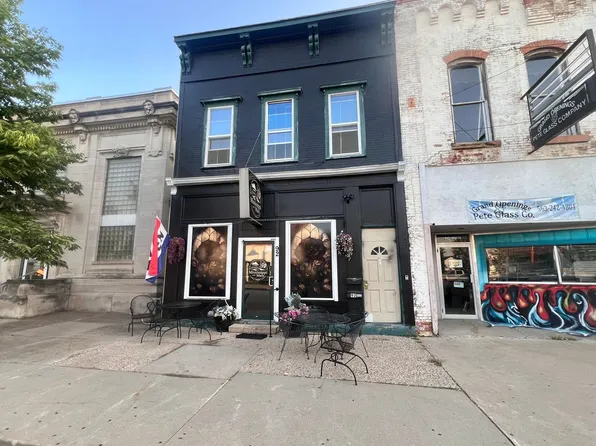 92 Main Ave, Clinton, IA 52732