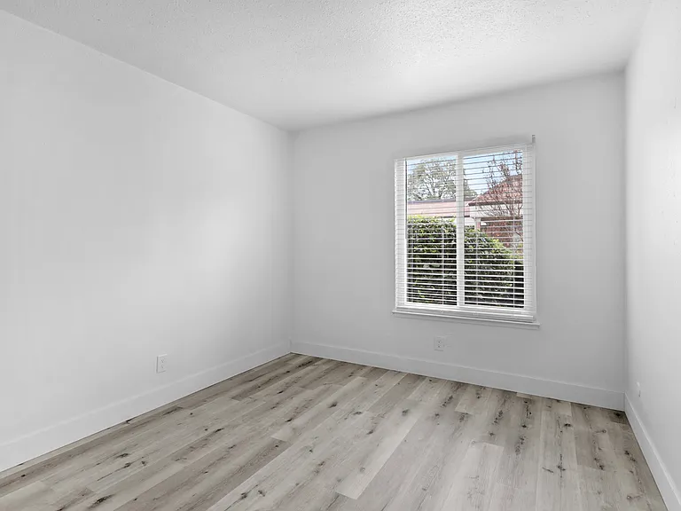 Arlington Apartments — Photo 9