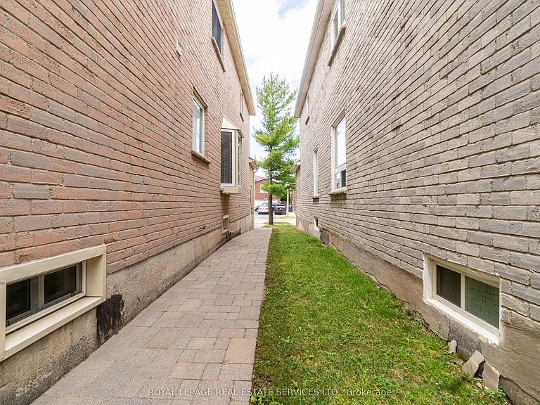 3301 Cambourne Cres — Photo 35