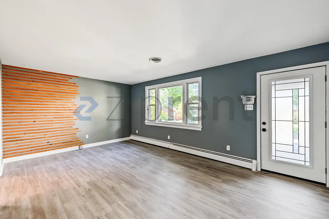 4 bed, 2300 sqft, $3,100 — Photo 4