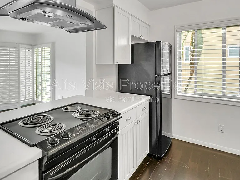 5357 La Jolla Blvd — Photo 8