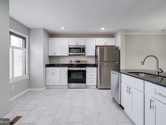 4th image of 2827 Cambridge Dr