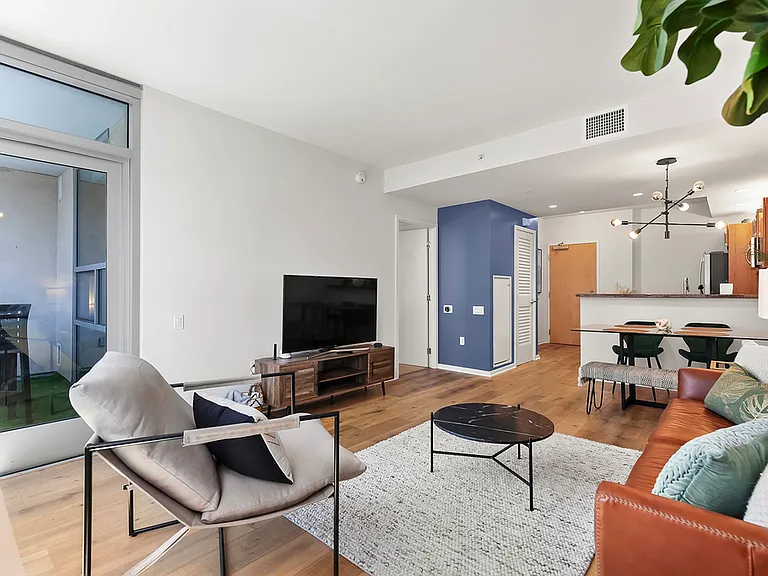 321 10th Ave #404 — Photo 3