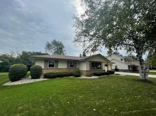 4370 S Delphine Dr, New Berlin, WI 53151