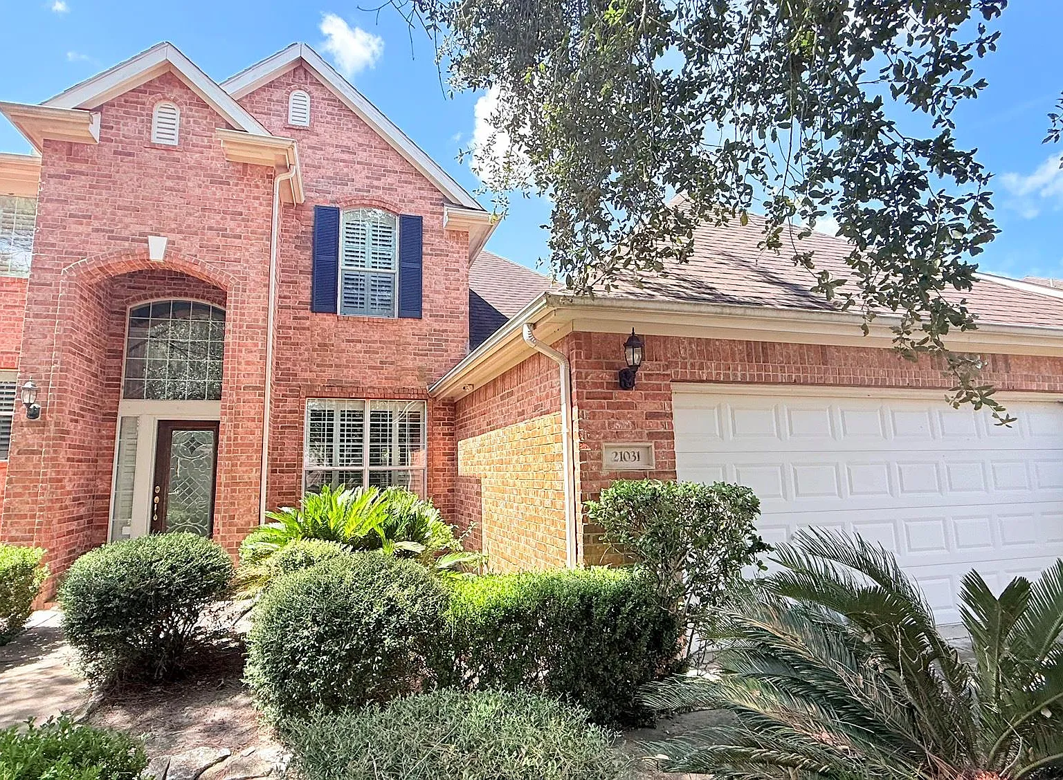 4 bed, 2.5 bath, 2371 sqft, $2,350 — Photo 2