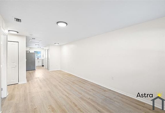4th image of 966 22nd Ave S #101