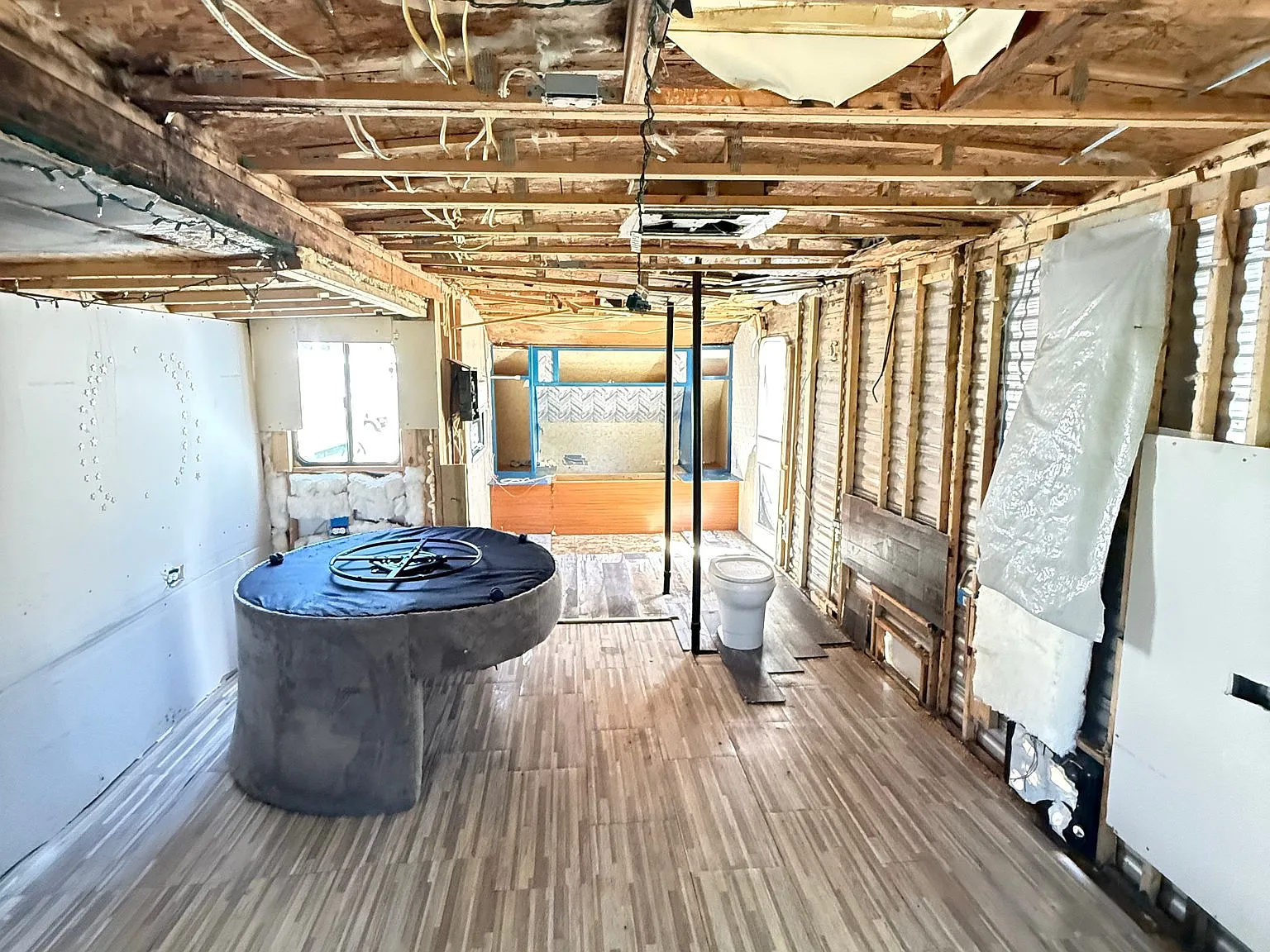 Handyman Special RV 1 Bed 1 bath — Photo 3