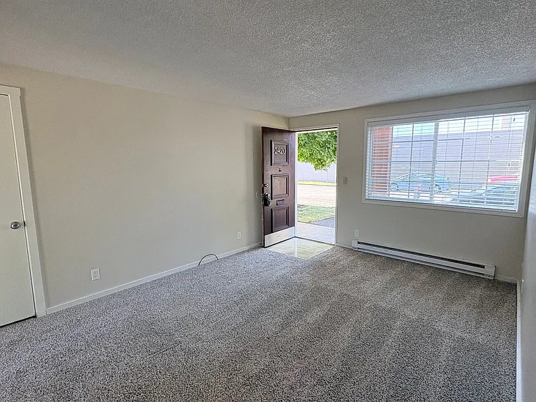 C2402 - Maple Court Apartments — Photo 18