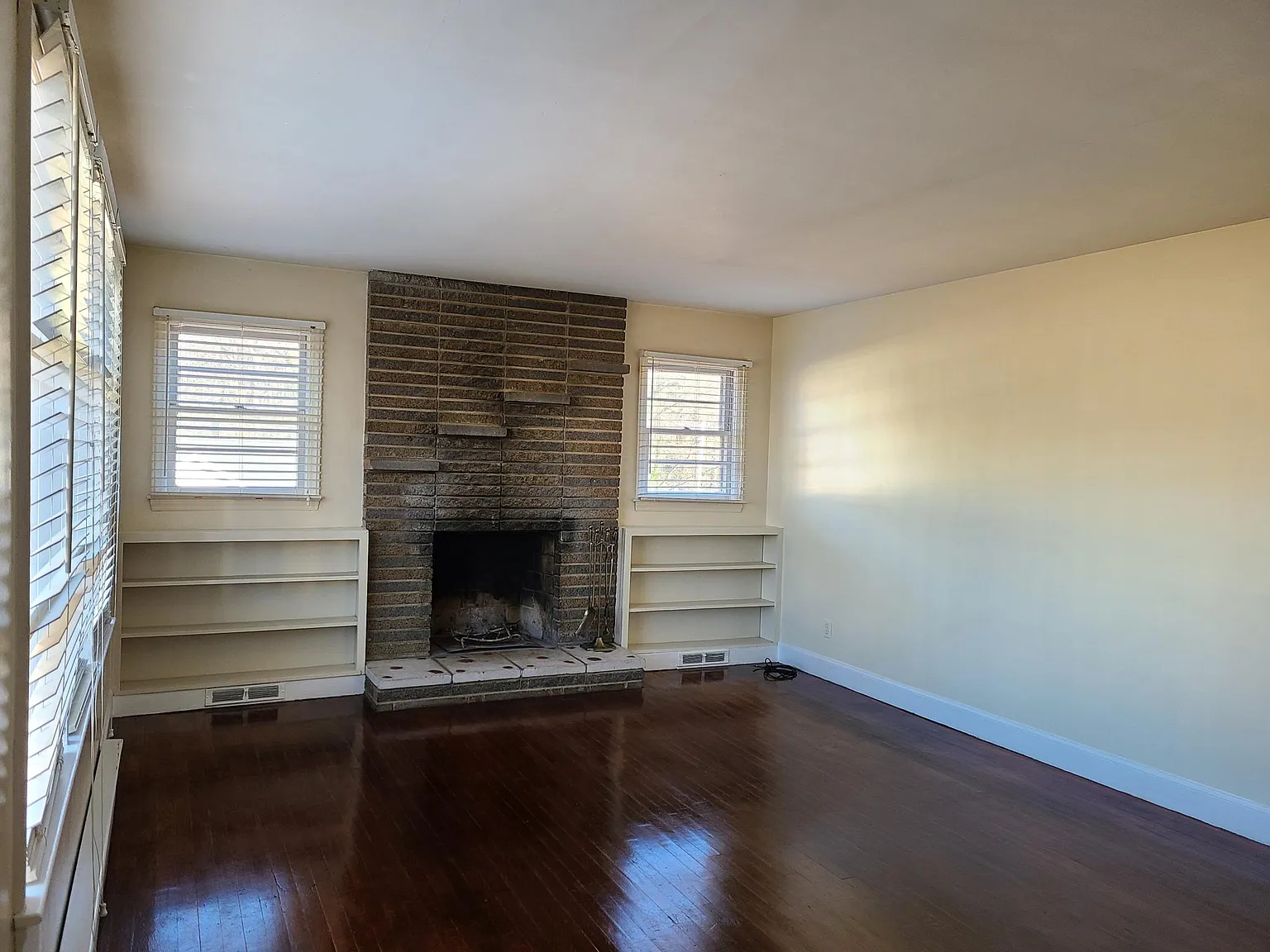 3 bed, 2236 sqft, $2,095 — Photo 2