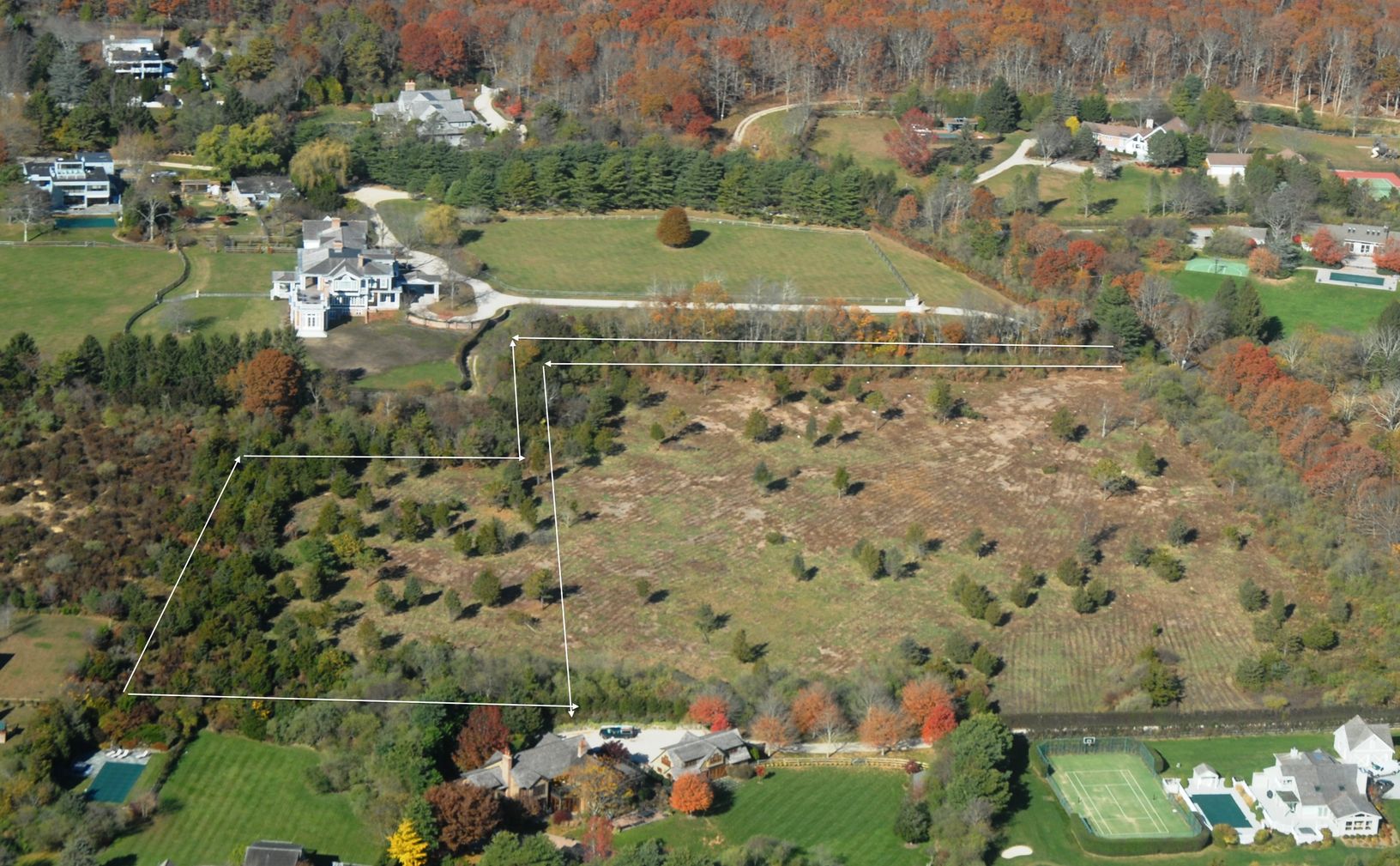  Outline of lot is approximate.