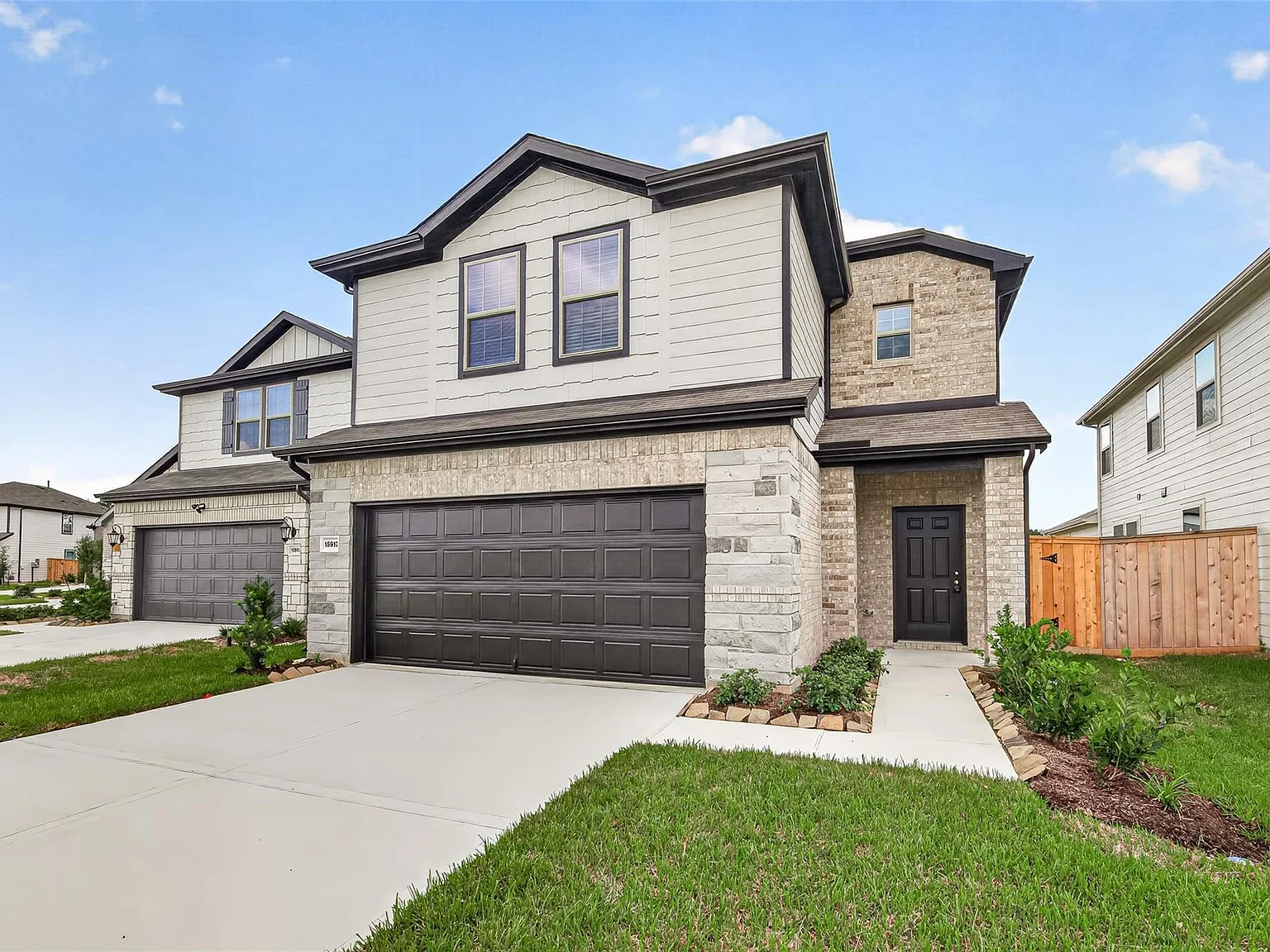 4 bed, 2.5 bath, $2,200 — Photo 2