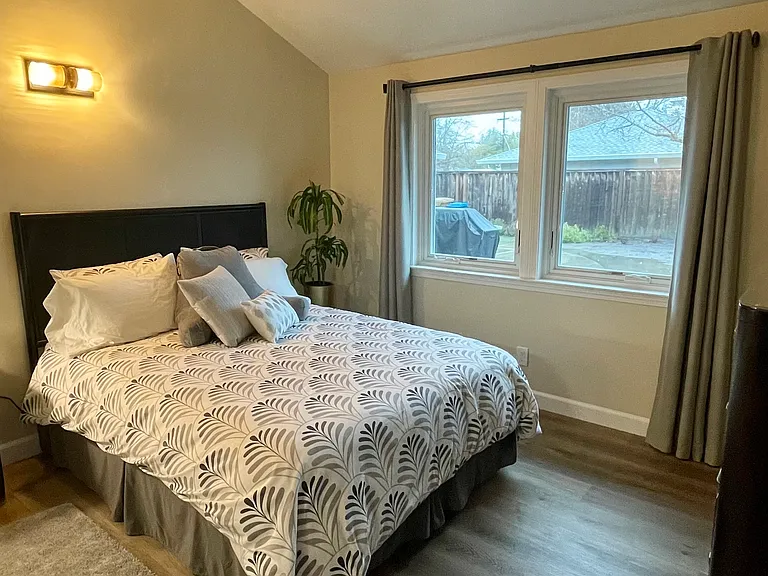 ~Comfortable new queen Malouf mattress with high end bedding
~Tenant is welcome to use the new Weber BBQ on the patio any time