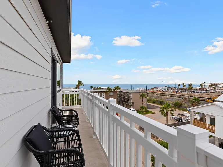 111 W Sunny Isle Dr — Photo 2