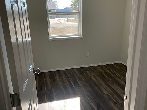 5th image of 909 Tyler Ave NW