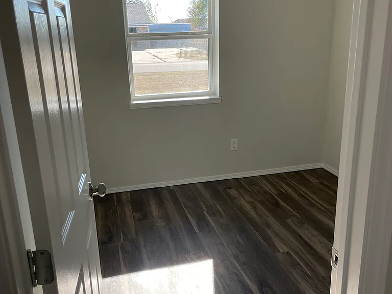 909 Tyler Ave NW — Photo 5