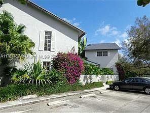 4th image of 917 SE 13th St #1