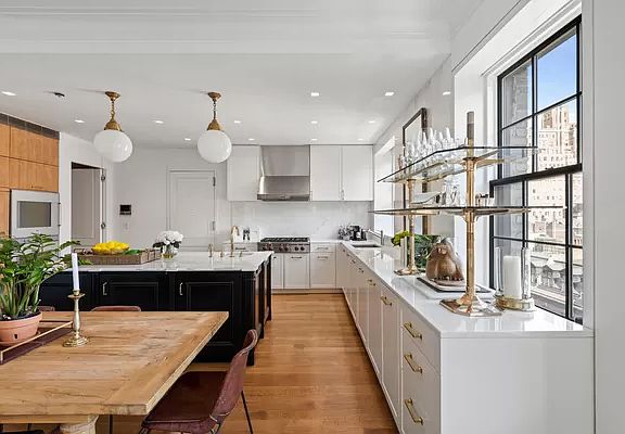 5th image of 11 E 68th St