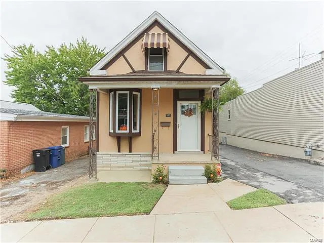 327 Degenhardt Ave photo 1