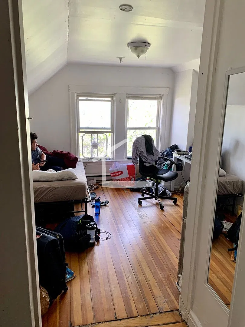 Big 6-Bed 2-Bath Comm Ave Allston/Brighton — Photo 3