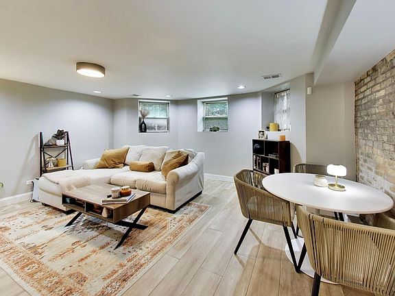 3rd image of 4852 N Sacramento Ave APT G