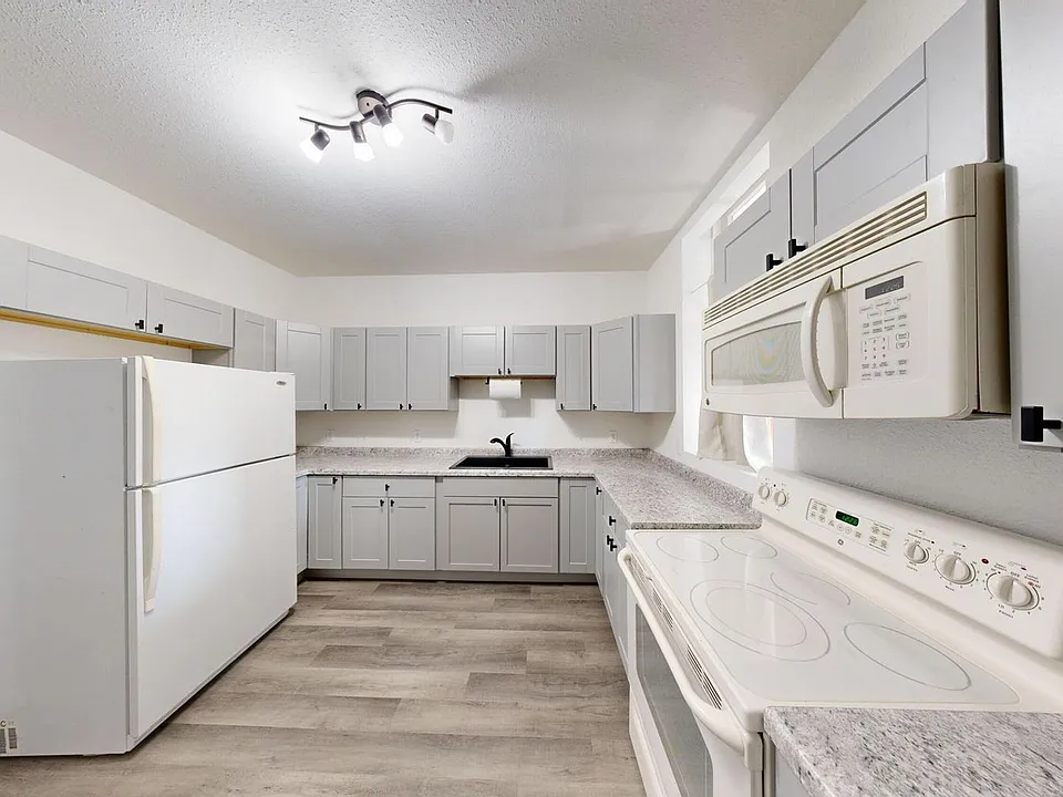 105-107 W Oak St