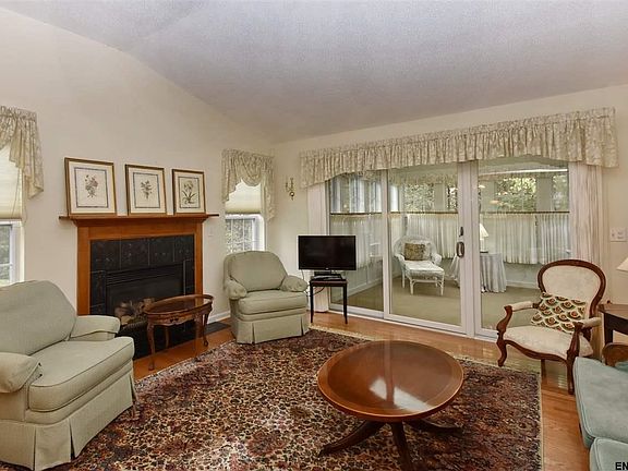 4th image of 30 Parkland Ct